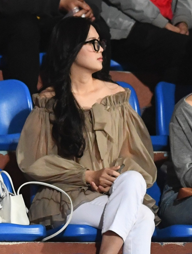 Tố Uyên (Uyên Kem) mặc áo để lộ vai trần cực quyến rũ, nhan sắc ngọt ngào của nàng WAGs lập tức được chú ý