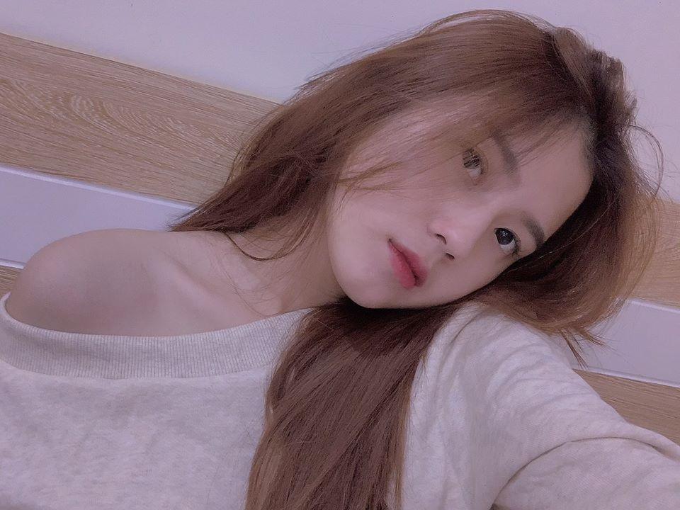 Nhờ tập luyện thể dục đều đặn, Uyên Kem nhanh chóng lấy lại được vóc dáng thon gọn. Giờ đây, người đẹp tự tin diện những mẫu bikini nóng bỏng, tích cực khoe khéo thân hình quyến rũ.