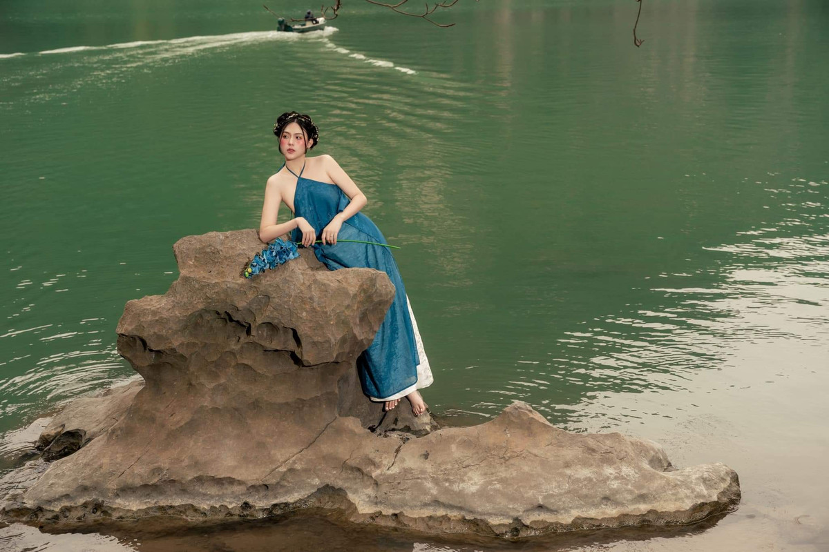 Uyên Kem (tên thật Ngô Tố Uyên, SN 2000, Tuyên Quang) là người mẫu ảnh, quảng cáo cho nhiều thương hiệu thời trang tại Hà Nội.