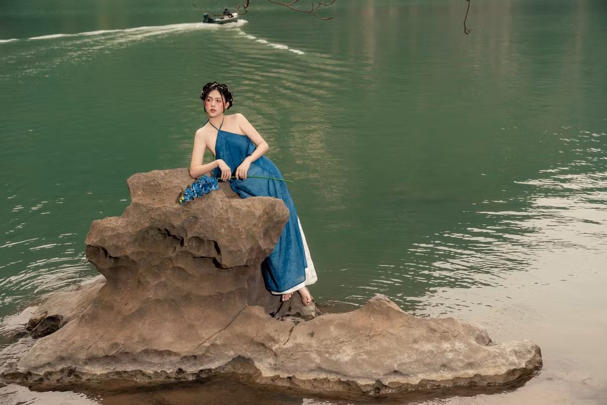 Uyên Kem (tên thật Ngô Tố Uyên, SN 2000, Tuyên Quang) là người mẫu ảnh, quảng cáo cho nhiều thương hiệu thời trang tại Hà Nội.