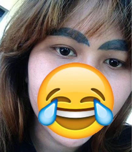 Đến lúc tỉnh giấc, cô Koon nhìn vào gương mới tá hỏa phát hiện có sự thay đổi lớn trên khuôn mặt mình.