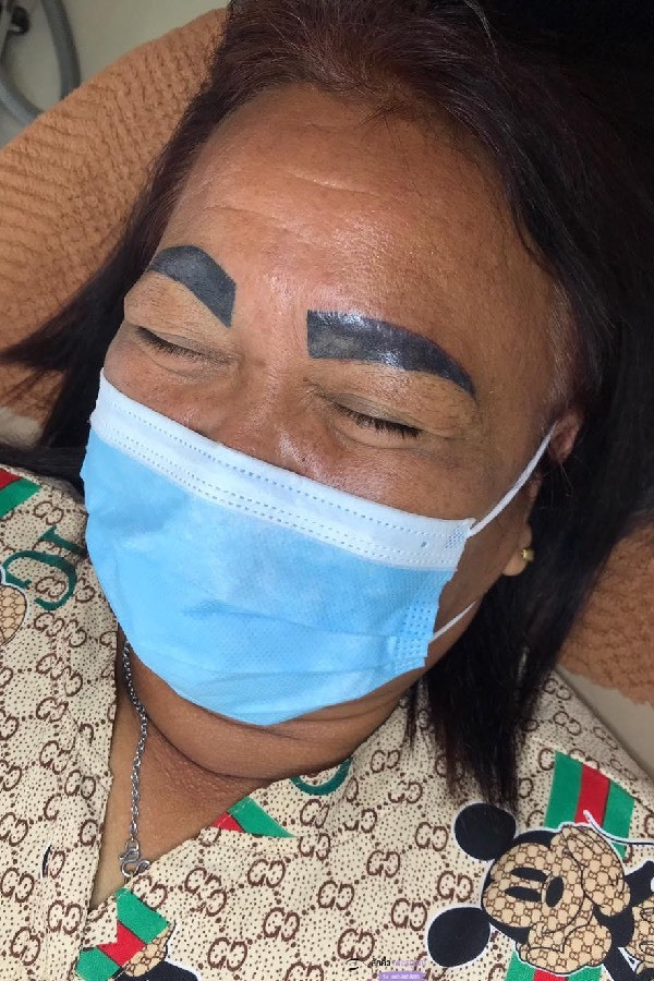 Trang Thairath đưa tin, người phụ nữ tên Koon, vào khoảng 2 tuần trước đã có một buổi ăn uống, tiệc tùng với vài người bạn thân thiết. Trong số đó có cả một người làm thợ xăm.