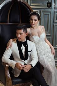 Lương Bằng Quang - Ngân 98 được biết đến là cặp đôi thị phi nhất nhì showbiz Việt. Họ dọn về sống chung ngay khi bắt đầu mối quan hệ dù chưa cưới hỏi, từng có thời gian chia tay song quay lại.