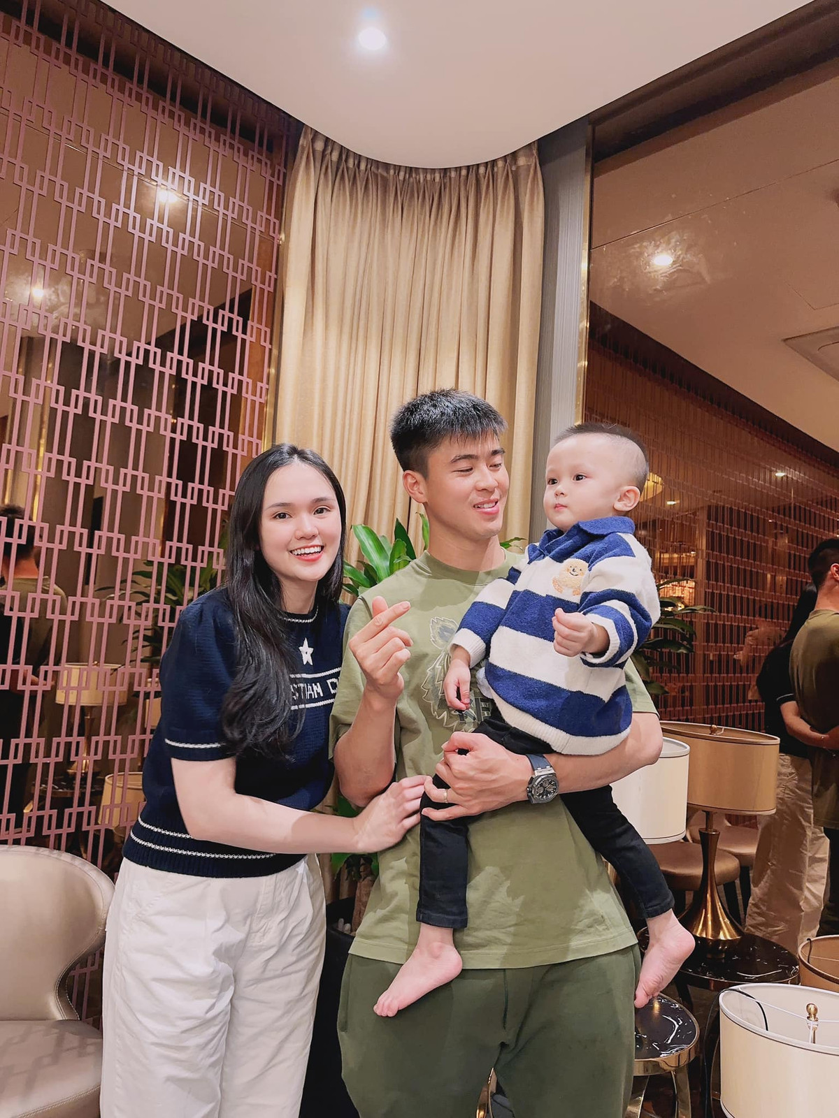 Trên trang cá nhân của Duy Mạnh và Quỳnh Anh không thiếu những hình ảnh hạnh phúc của gia đình nhỏ này.