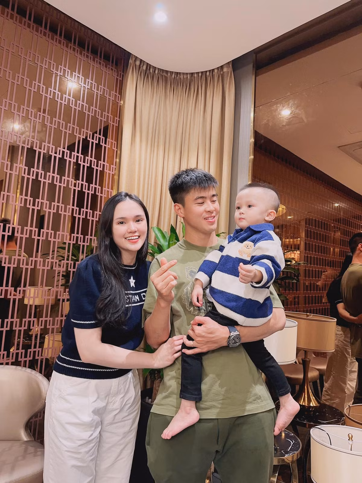 Trên trang cá nhân của Duy Mạnh và Quỳnh Anh không thiếu những hình ảnh hạnh phúc của gia đình nhỏ này.