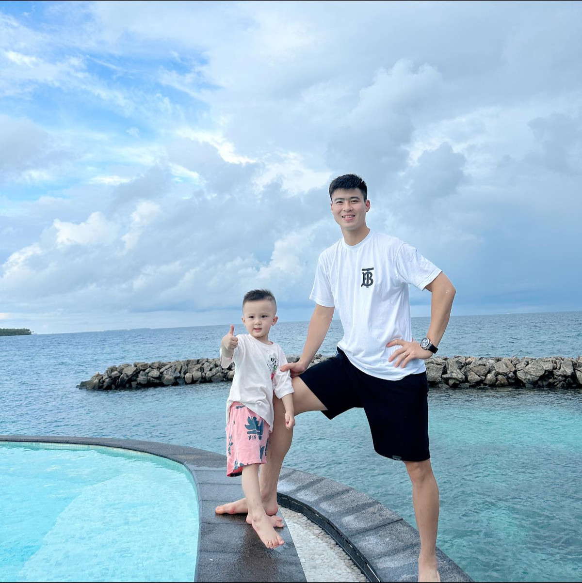 Bài đăng của Đỗ Duy Mạnh cũng là lời giải đáp cho tin đồn bấy lâu nay. Bởi, từ những tháng trước, khi Quỳnh Anh liên tục diện những trang phục rộng, nhiều người đã đặt nghi vấn.