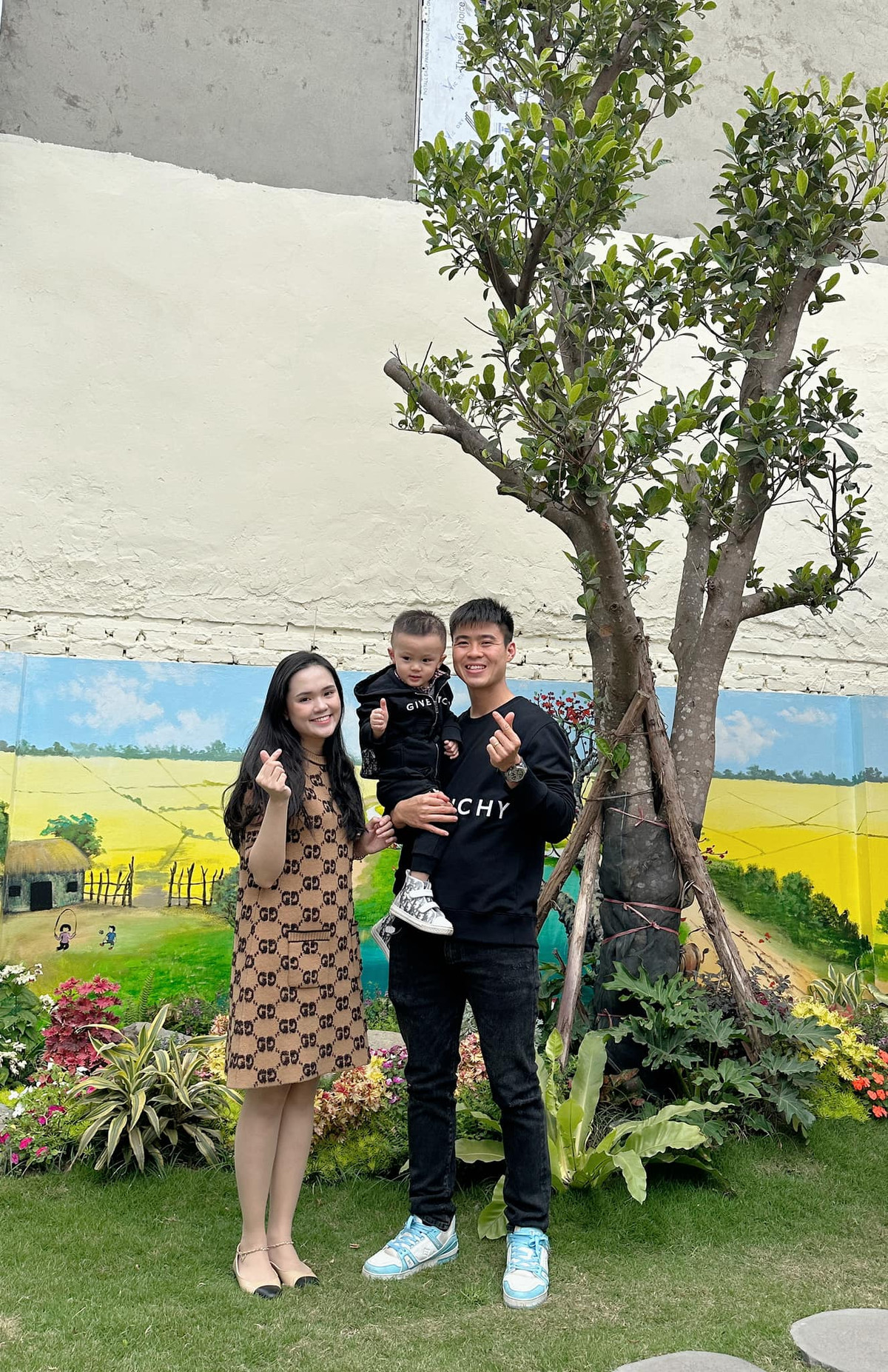 Duy Mạnh và Quỳnh Anh đã đồng hành cùng nhau từ khi cầu thủ sinh năm 1996 còn thi đấu cho đội trẻ, đến khi bước tới đỉnh cao của sự nghiệp.