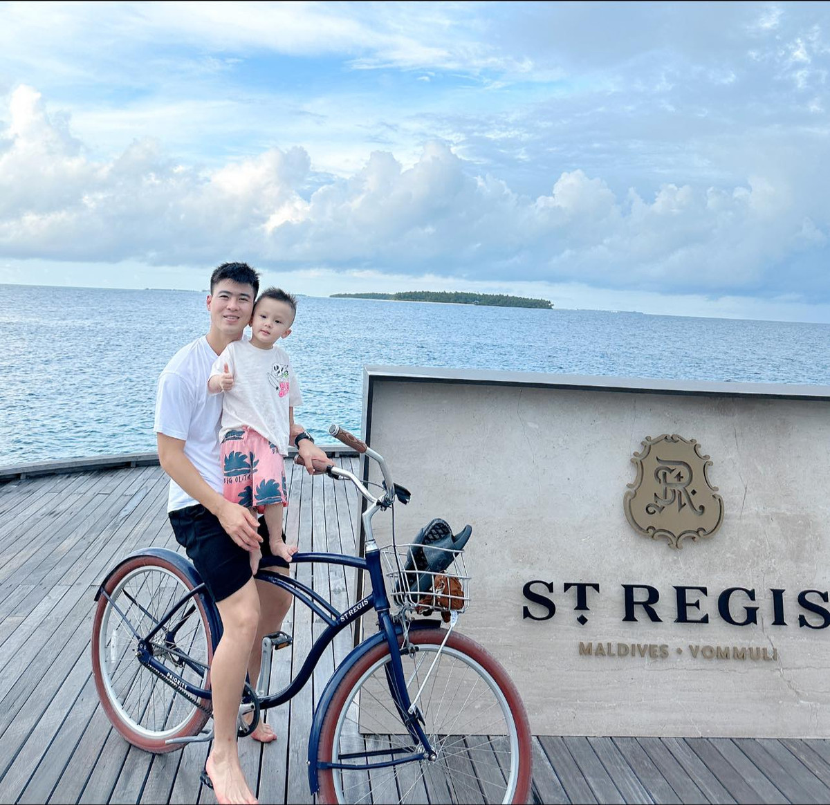 Tuy nhiên, "công chúa béo" vẫn giữ im lặng, cho đến tận ngày hôm nay, trong chuyến du lịch cùng gia đình nhân dịp nghỉ lễ ở thiên đường Maldives, họ mới chính thức chia sẻ tin vui với mọi người.