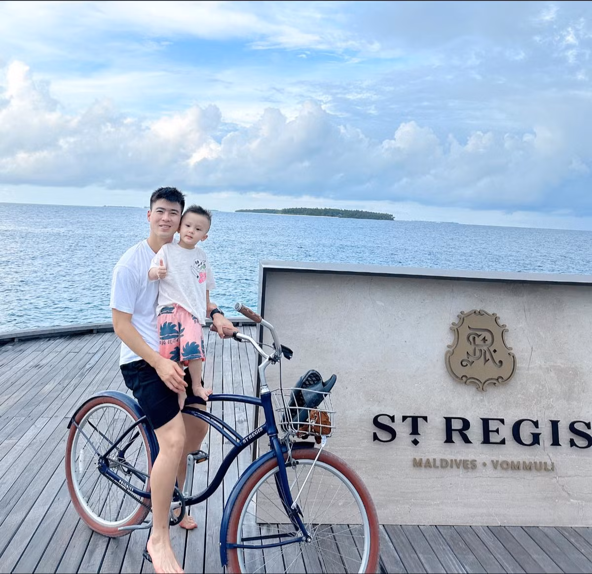 Tuy nhiên, "công chúa béo" vẫn giữ im lặng, cho đến tận ngày hôm nay, trong chuyến du lịch cùng gia đình nhân dịp nghỉ lễ ở thiên đường Maldives, họ mới chính thức chia sẻ tin vui với mọi người.