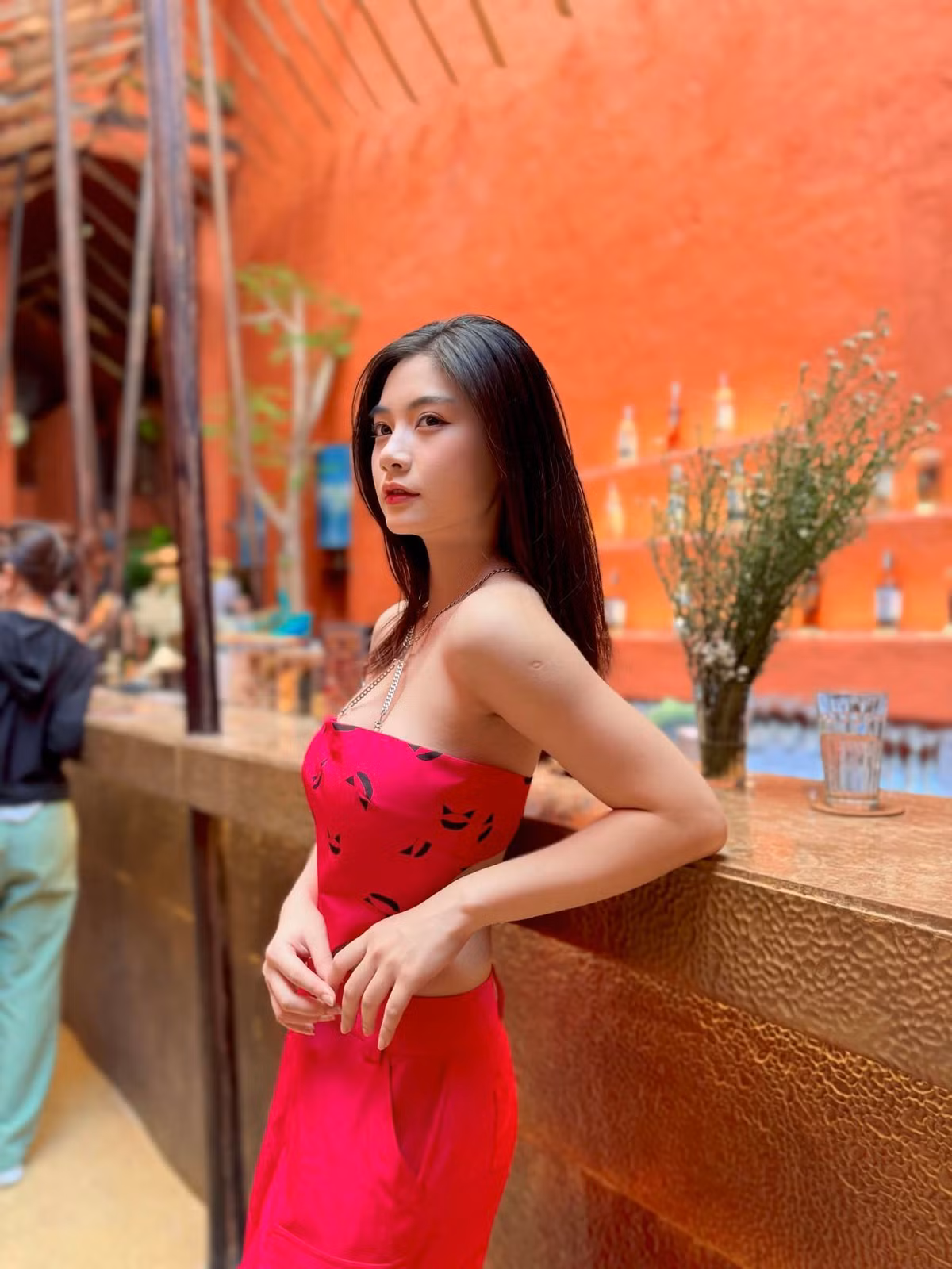 Mặc dù sinh ra trong gia đình có gia thế “khủng” nhưng Nam Phương vẫn được nhận xét có tính cách gần gũi, thân thiện và cô nàng cũng rất tự lập, kiếm tiền từ sớm.