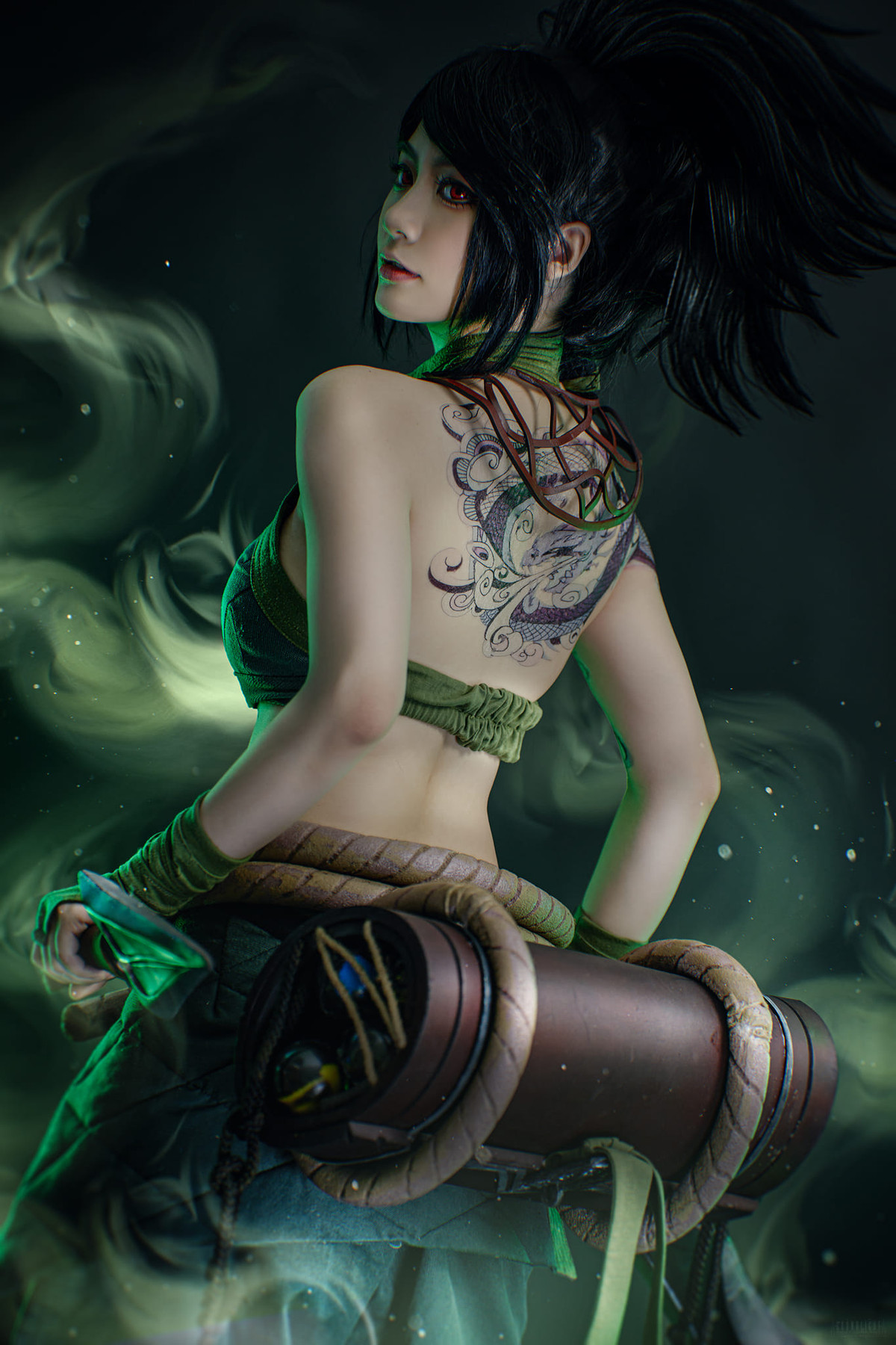 Người đẹp thế hệ 9X đã chọn hình ảnh Akali với mái tóc đen tuyền, làn da trắng mịn và chiếc áo croptop khoe trọn lưng trần gợi cảm.