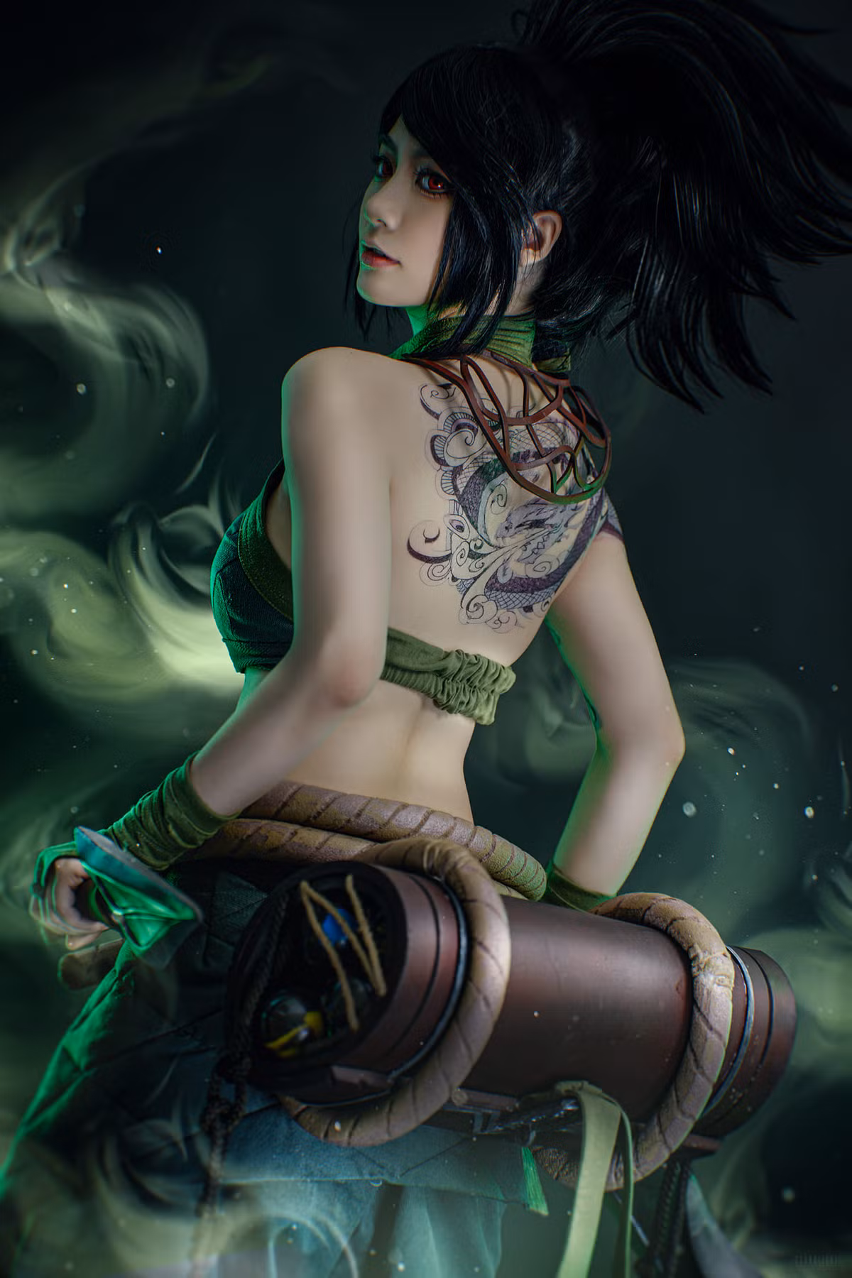 Người đẹp thế hệ 9X đã chọn hình ảnh Akali với mái tóc đen tuyền, làn da trắng mịn và chiếc áo croptop khoe trọn lưng trần gợi cảm.