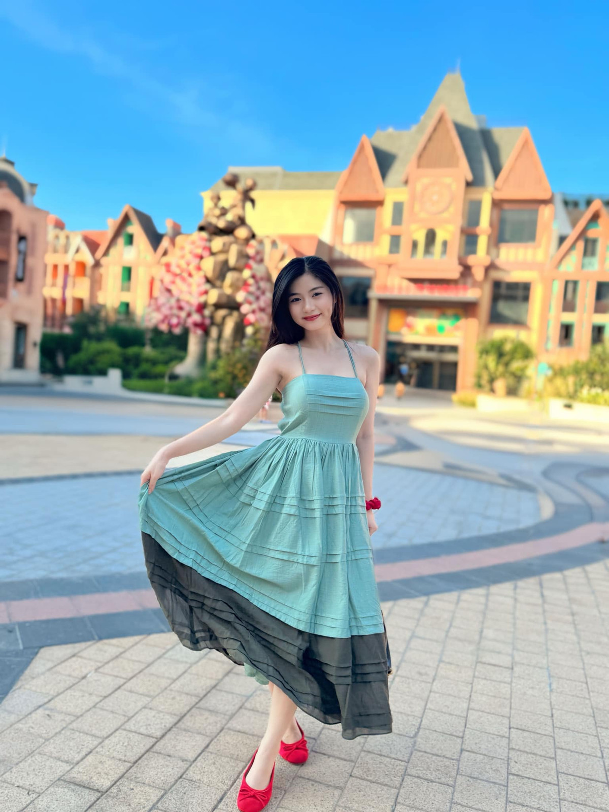 Từ trước tới nay, Nam Phương luôn nổi bật nhờ vẻ ngoài xinh đẹp, trong trẻo. Không cần diện đồ hở, cô nàng vẫn quyến rũ, hút hồn fan nam.