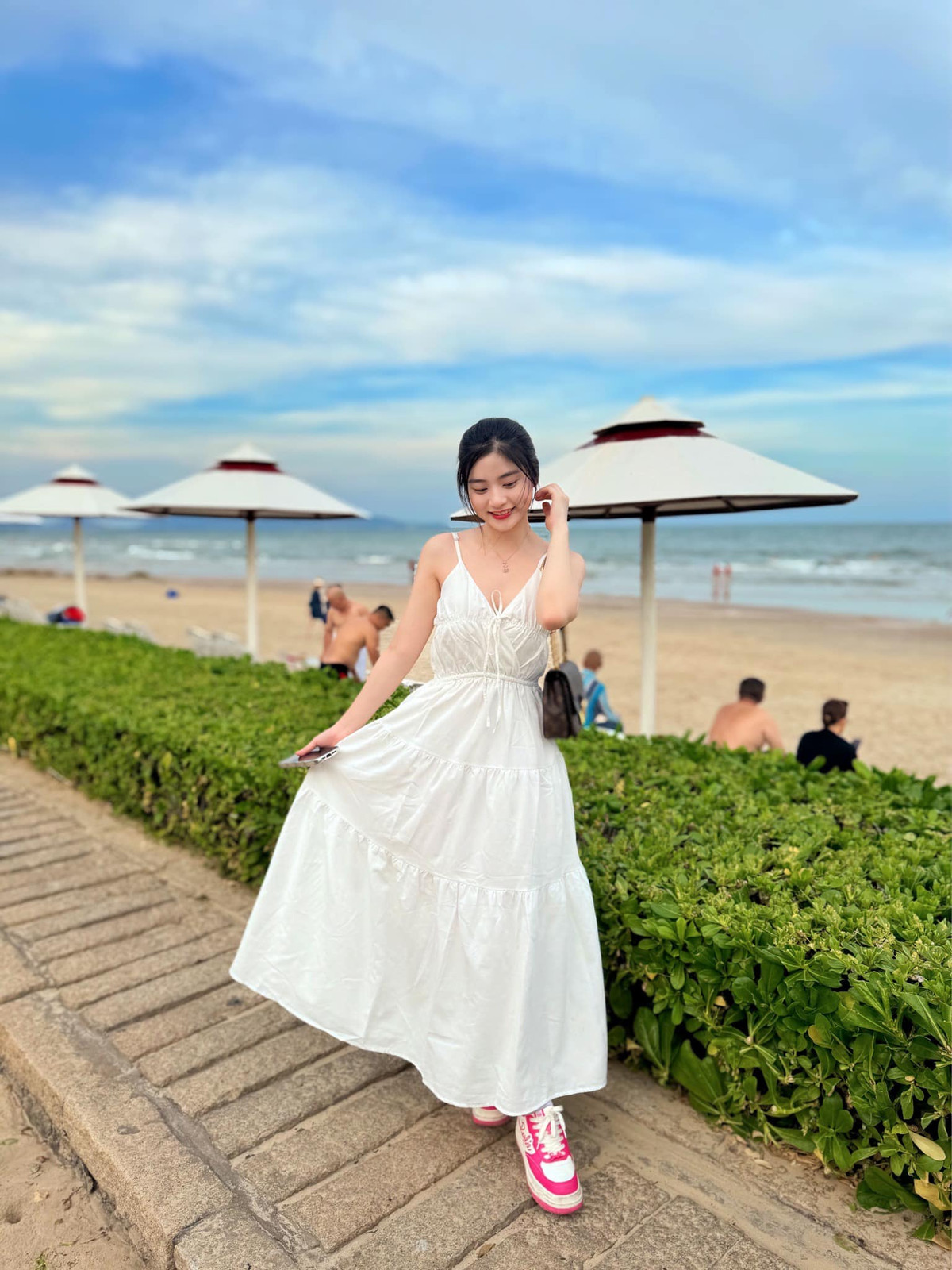 Nam Phương sở hữu một gương mặt với những đường nét vô cùng thanh tú, đậm nét Á Đông, cùng mái tóc đen dài thả buông thướt tha, khỏi phải nói cô bạn này đã “cướp” ánh nhìn của người khác như thế nào.