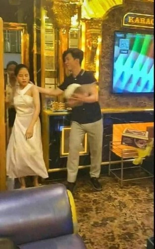 Đáng nói, ngay sau khi cánh cửa phòng mở ra, cô gái vừa bước vào cũng là lúc cô bị chiếc bánh kem ụp thẳng vào mặt. Quần áo, tóc tai tươm tất ban nãy nay hoá nhem nhuốc.