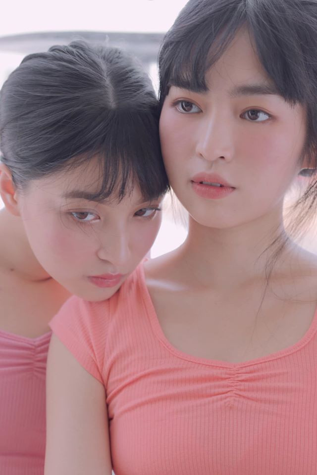 Mới đây trên trang cá nhân của mình, Thảo Tâm (vai Hồng) và Khánh Vân (vai Trà Long) trong phim Mắt Biếc đã cùng nhau đăng ảnh hu hút sự chú ý của dân mạng.