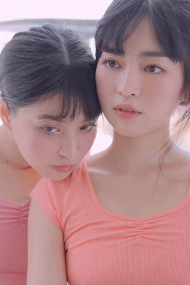 Mới đây trên trang cá nhân của mình, Thảo Tâm (vai Hồng) và Khánh Vân (vai Trà Long) trong phim Mắt Biếc đã cùng nhau đăng ảnh hu hút sự chú ý của dân mạng.