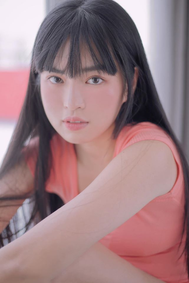 Khánh Vân (sinh năm 1995, Đắk Lắk) là hot girl sở hữu gương mặt xinh đẹp tự nhiên với đôi má lúm đặc trưng.