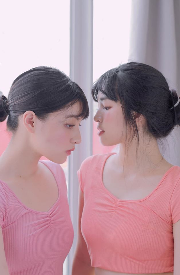 Trong bức ảnh, Thảo Tâm, Khánh Vân trang điểm nhẹ, diện áo cặp và tạo dáng gợi cảm.