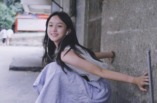 Bước vào tuổi thiếu niên nhưng Sở Điềm vẫn mãi trung thành với mái tóc đen tự nhiên. Cô bé nuôi tóc dài và theo đuổi phong cách ngây thơ, nhẹ nhàng.