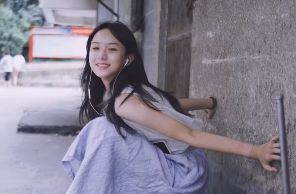 Bước vào tuổi thiếu niên nhưng Sở Điềm vẫn mãi trung thành với mái tóc đen tự nhiên. Cô bé nuôi tóc dài và theo đuổi phong cách ngây thơ, nhẹ nhàng.