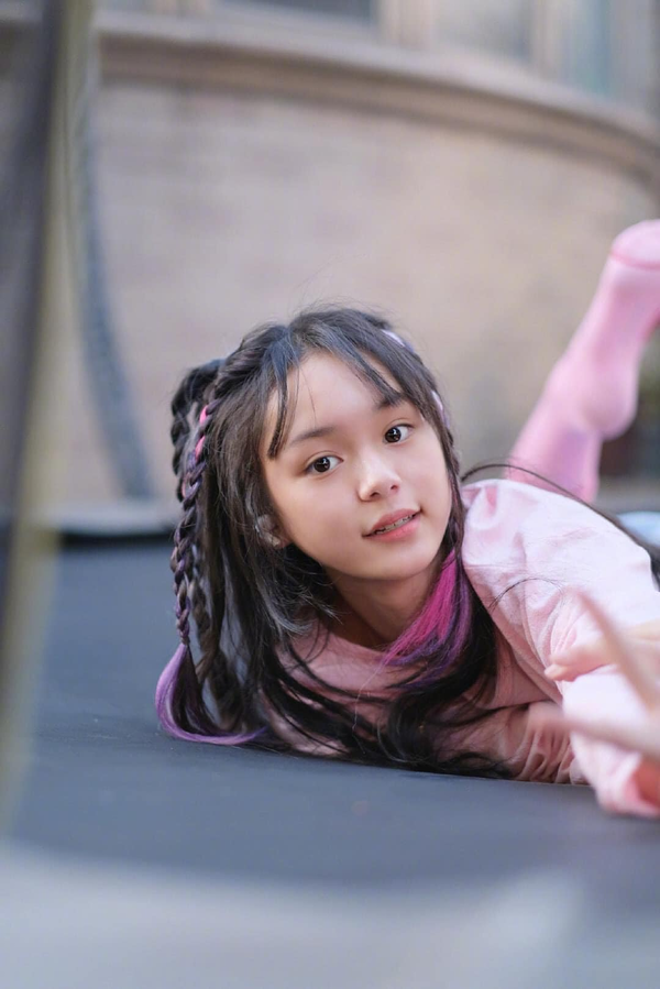 Dù chỉ mới 13 tuổi nhưng Sở Điềm của thời điểm hiện tại đã rất ra dáng thiếu nữ với chiều cao vượt trội cùng thân hình mảnh mai. Thay vì sở hữu đôi má bánh bao như khi còn bé, khuôn mặt của cô nhóc đã trở nên thon gọn và thanh thoát hơn.