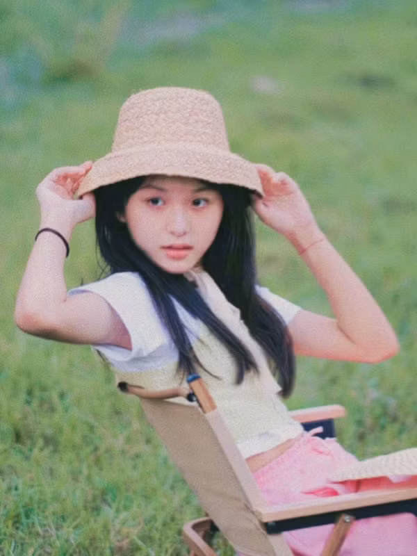 Tuy nhiên, thời điểm mà tên tuổi của Sở Điềm thật sự vang xa là khi cô bé tham gia vào bộ phim Mị Nguyệt truyện với vai diễn tiểu công chúa Mị Nguyệt nhí nhảnh, đáng yêu.