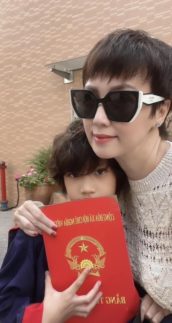 Bởi việc duy trì được vóc dáng thon thả cùng vẻ ngoài trẻ trung, tươi tắn như cô Mai Doan ở độ tuổi U50 là điều không hề dễ dàng.
