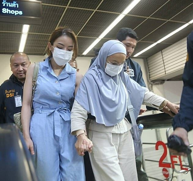 Theo Bangkok Post, Natty bị Cục Điều tra tội phạm mạng Thái Lan truy nã. Trung tướng Thawatchai cho biết bà Thaniya Khongchak, mẹ của Natty, bị truy nã cùng tội danh. DSI nhận định đây là vụ án đặc biệt nghiêm trọng.