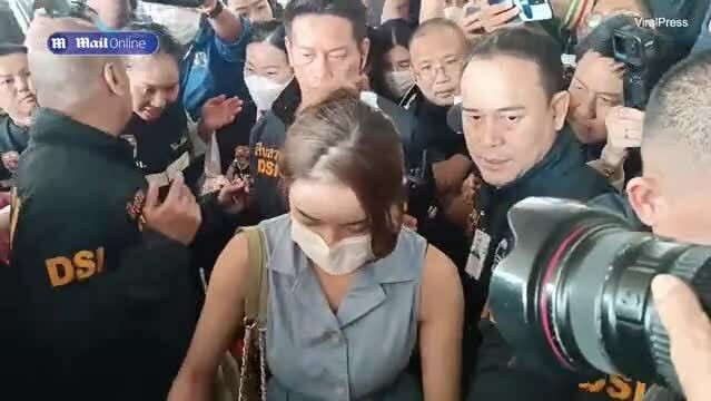 Trước đó, Natty và mẹ ruột trốn khỏi Thái Lan thông qua cửa khẩu biên giới. Họ đến Kuala Lumpur trước khi lên thuyền nhập cảnh trái phép vào Indonesia. Cảnh sát Indonesia bắt giữ nữ người mẫu và mẹ cô ngày 18/10 tại tỉnh Riau nằm trên đảo Sumatra vì tội nhập cảnh trái phép.