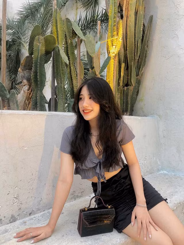 Nguyễn Huỳnh Minh Thư (sinh năm 2001, TPHCM) là nữ sinh 10X khiến dân mạng chú ý bởi bức ảnh cười duyên xinh xắn.