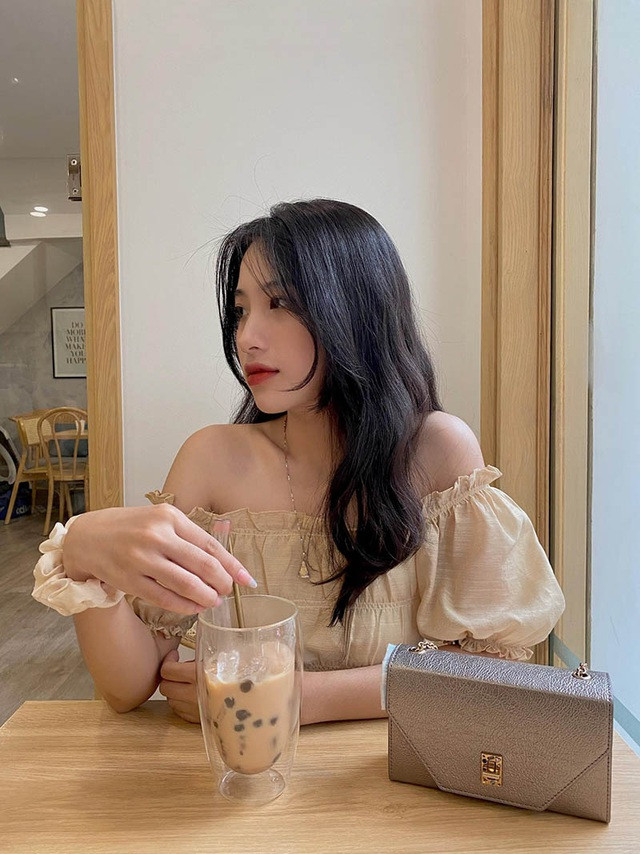 Minh Thư cũng bày tỏ, cô nàng thích đi đây đó, khám phá những điều thú vị xung quanh cuộc sống muôn màu.