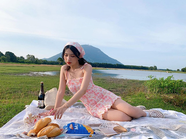 Bên cạnh đó, Minh Thư cũng chia sẻ lý do theo học trường ĐH Kinh tế - Tài chính: "Mình chọn theo học ngành Tài chính ngân hàng một phần do định hướng của gia đình, một phần cũng vì sự yêu thích của bản thân nữa".