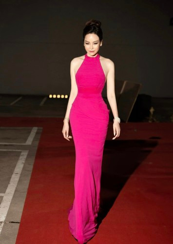 Tuy nhiên, số tiền lì xì cần tùy vào tình hình thực tế và kinh tế của mỗi người. Đừng tạo áp lực hay khiến mình phải mệt mỏi khi nghĩ đến số tiền phải bỏ ra. "Nếu đủ khả năng hãy lì xì. Đừng để chuyện tiền bạc chi phối ý nghĩa vốn dĩ tốt đẹp ấy", bà mẹ hai con khẳng định.