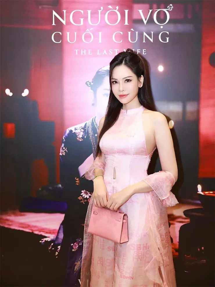 Bên cạnh đó, người đẹp 8X dí dỏm bật mí, bản thân là người lì xì đầu năm cho ông xã. "Đó là niềm vui của chúng tôi mỗi dịp Tết đến xuân về", con dâu tỷ phú Hoàng Kiều bày tỏ.