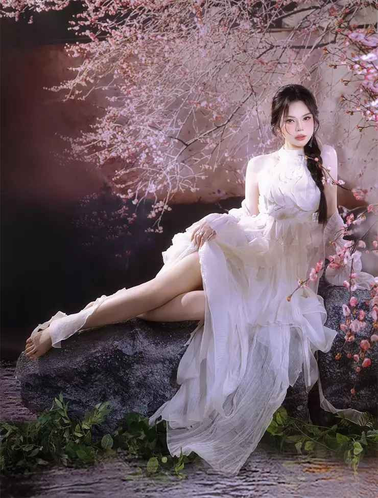 Cuộc hôn nhân của Đào Lan Phương khiến cả người trong giới lẫn khán giả tò mò bởi thân thế con trai – con dâu nhà tỷ phú Hoàng Kiều. Mặc dù vậy, từ lúc yêu cho tới khi cưới và cả sau này, cả hai luôn kín tiếng. Qua cách cựu chân dài trò chuyện, tự hào khi nhắc đến chồng, có thể thấy cô thật sự hạnh phúc với cuộc sống hiện tại.