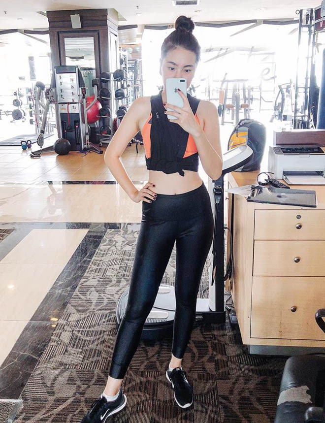 Trong chế đồ ăn của Mai Ngọc, người đẹp thường chọn rau củ nhiều hơn thịt. Mỗi ngày cô luôn cố gắng uống nhiều sữa tươi để tăng sức đề kháng cho cơ thể.