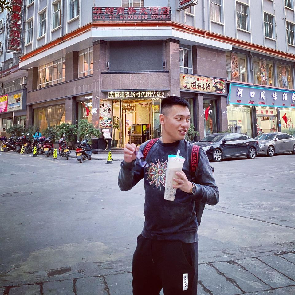 Nói về những nội dung có trên diễn đàn của mình, Ngọc Quang nói: "Thời buổi bây giờ là vậy, phụ nữ họ cần được chiều chuộng nhiều hơn. Họ cũng vất vả kiếm tiền, cũng vất vả suy nghĩ cho cuộc sống gia đình nên việc họ được đàn ông giúp đỡ trong việc nhà, thông cảm trong cuộc sống là điều hợp lý. Chúng tôi nói chuyện phiếm với nhau vậy nhưng chúng tôi không hề nói xấu vợ. Nếu nhìn theo cách tích cực thì chúng tôi đang khoe gia đình hạnh phúc, những pha hài hước và IQ 'vô cực' của các bà vợ đấy chứ".