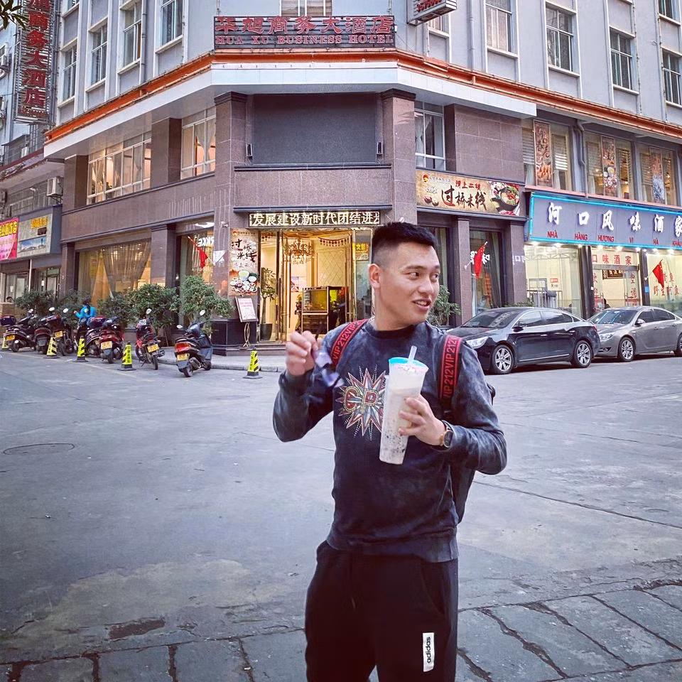 Nói về những nội dung có trên diễn đàn của mình, Ngọc Quang nói: "Thời buổi bây giờ là vậy, phụ nữ họ cần được chiều chuộng nhiều hơn. Họ cũng vất vả kiếm tiền, cũng vất vả suy nghĩ cho cuộc sống gia đình nên việc họ được đàn ông giúp đỡ trong việc nhà, thông cảm trong cuộc sống là điều hợp lý. Chúng tôi nói chuyện phiếm với nhau vậy nhưng chúng tôi không hề nói xấu vợ. Nếu nhìn theo cách tích cực thì chúng tôi đang khoe gia đình hạnh phúc, những pha hài hước và IQ 'vô cực' của các bà vợ đấy chứ".