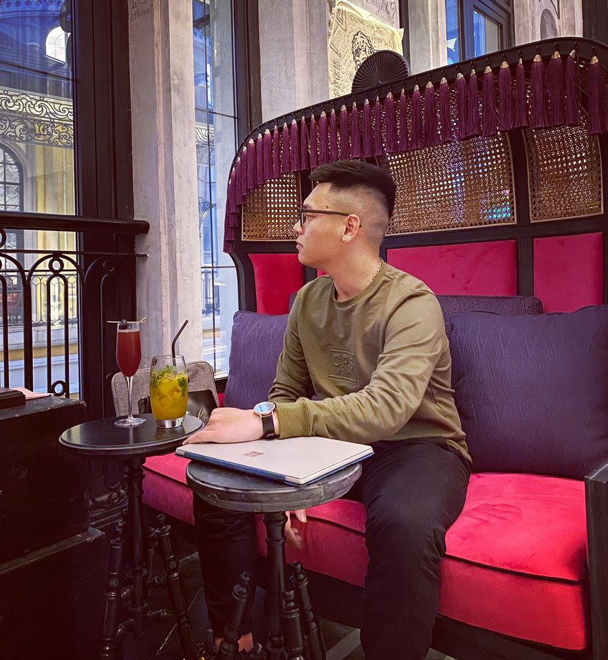 Cuối cùng, Quang vẫn khẳng định: "Đàn ông nên và cần phải lấy vợ, song hãy chọn thời điểm chín muồi để cả 2 bước vào hôn nhân 1 cách hoàn thiện nhất. Lý do để lấy vợ là sẽ cho đàn ông một người để san sẻ, chia sớt những ngọt bùi và mệt mỏi trong cuộc sống. Và vợ cũng sẽ là người giúp đàn ông chăm sóc chính bản thân họ tốt hơn."