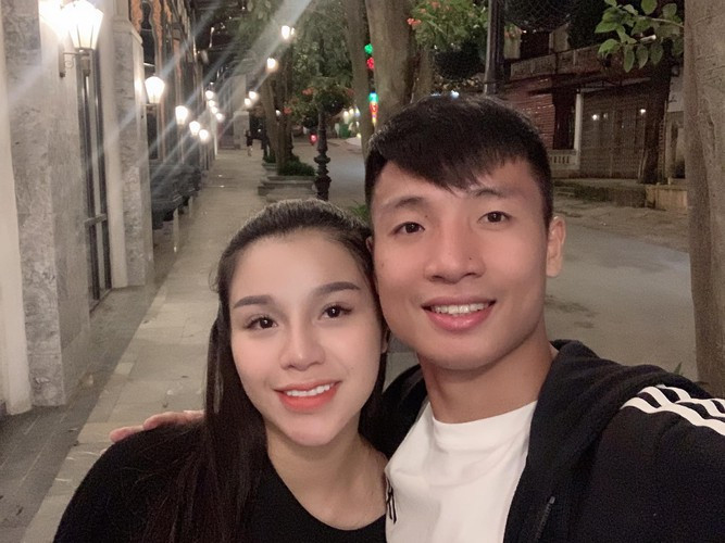 Bùi Tiến Dũng cùng bà xã Khánh Linh đã phải liên tục di chuyển từ Hà Nội vào Sài Gòn và ngược lại để thực hiện bộ ảnh cưới của mình.