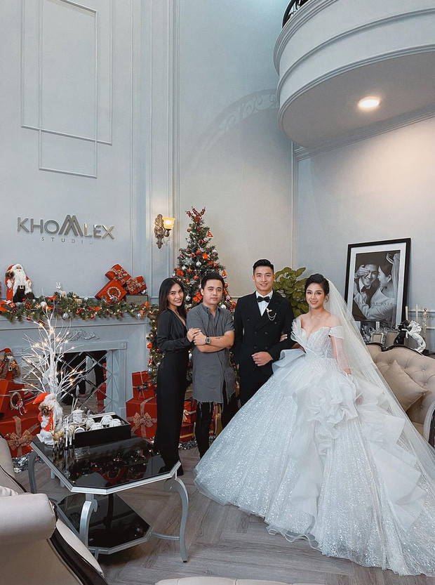 Có thể thấy, dù là ảnh tự đăng hay được tag thì vợ cầu thủ Bùi Tiến Dũng vẫn giữ được vẻ xinh xắn nhờ lối makeup cô dâu xịn sò cùng gương mặt rạng rỡ.