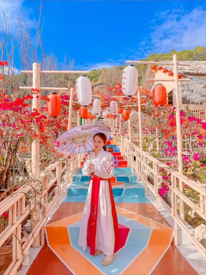 Tuy nhận về nhiều lời chê nhưng Vườn Thượng Uyển Bay cũng thu hút số lượng khách du lịch đến tham quan trong đợt nghỉ Tết Nhâm Dần vừa rồi.