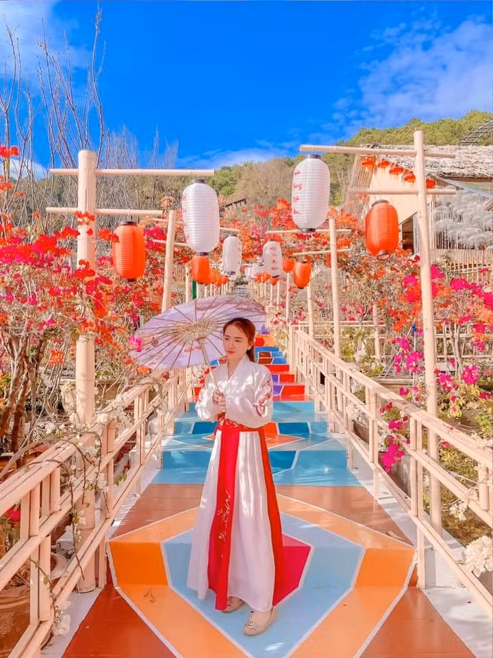 Tuy nhận về nhiều lời chê nhưng Vườn Thượng Uyển Bay cũng thu hút số lượng khách du lịch đến tham quan trong đợt nghỉ Tết Nhâm Dần vừa rồi.