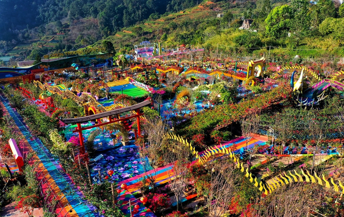 Bên cạnh đó, một số ý kiến còn cho rằng sự có mặt của khu du lịch Vườn Thượng Uyển Bay là sự lạc quẻ giữa đồi thông, phá nát cảnh quan thiên nhiên đẹp đẽ, thơ mộng của đèo Mimosa.