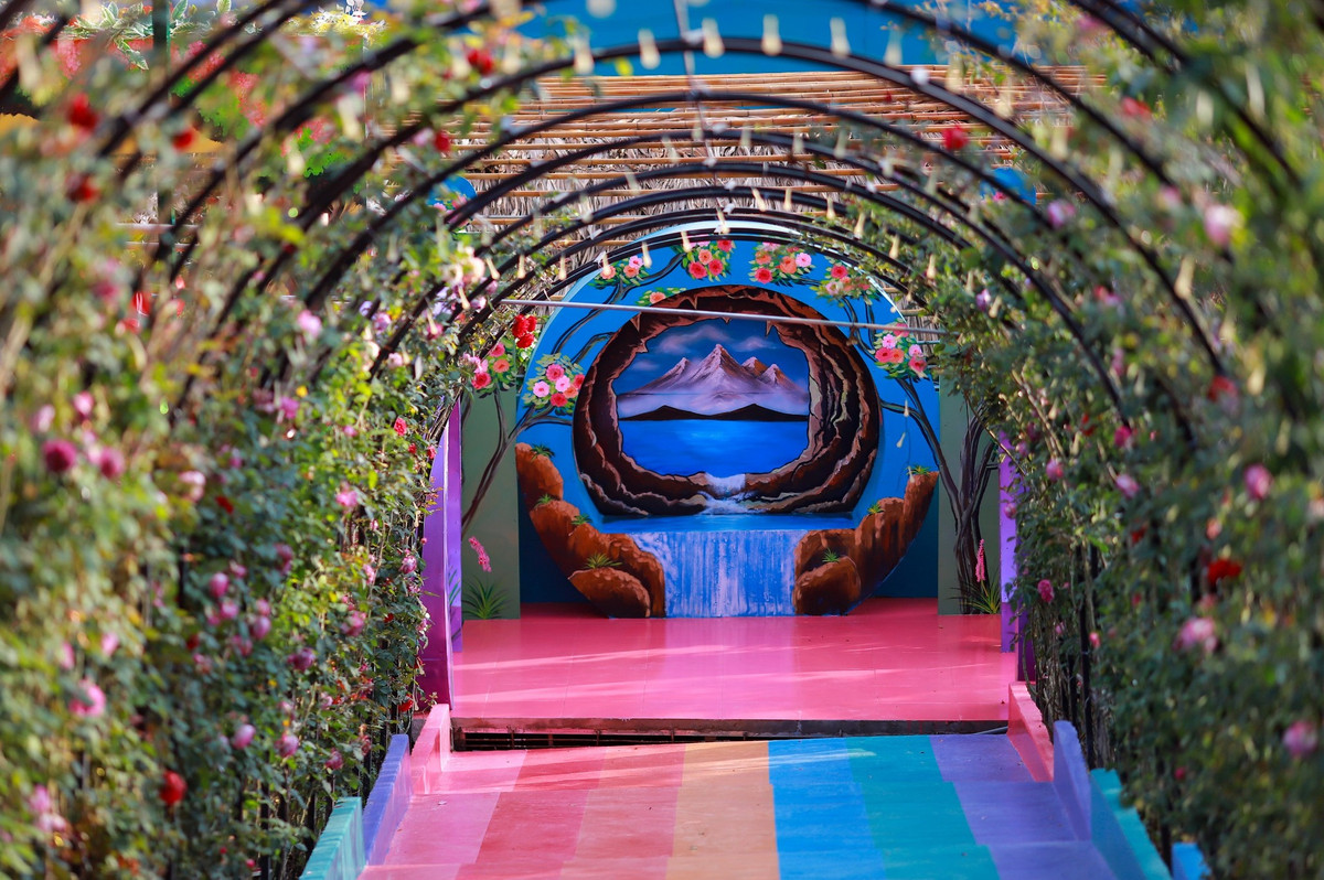 Một số khách du lịch đến Vườn Thượng Uyển Bay trải nghiệm cũng review tuy nhiều hoa nhưng đa phần chỉ là hoa giấy, một số khu vực còn trang trí bằng hoa giả.