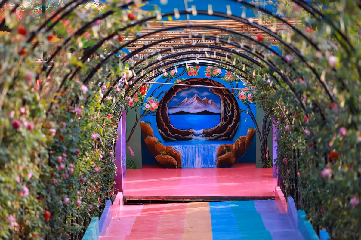 Một số khách du lịch đến Vườn Thượng Uyển Bay trải nghiệm cũng review tuy nhiều hoa nhưng đa phần chỉ là hoa giấy, một số khu vực còn trang trí bằng hoa giả.