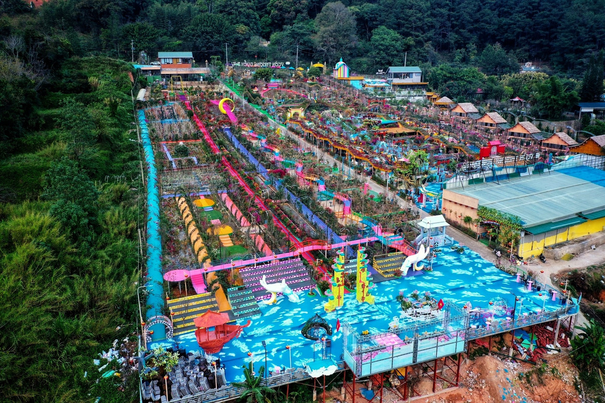 Dù rộng lớn nhưng kiến trúc của Vườn Thượng Uyển Bay có nhiều nét giống với các khu du lịch nước ngoài như: cổng trời Bali, cổng Torii Nhật Bản, rồng vàng Trung Quốc,...