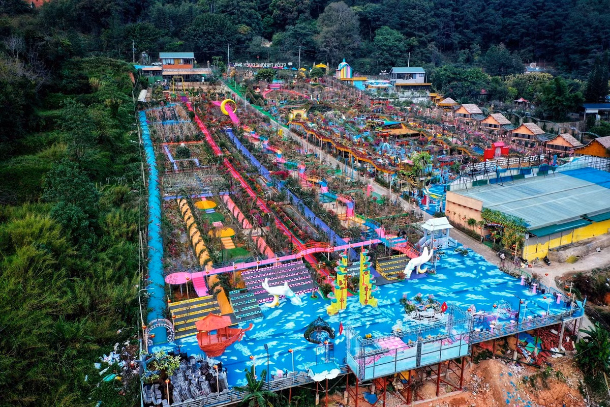 Dù rộng lớn nhưng kiến trúc của Vườn Thượng Uyển Bay có nhiều nét giống với các khu du lịch nước ngoài như: cổng trời Bali, cổng Torii Nhật Bản, rồng vàng Trung Quốc,...