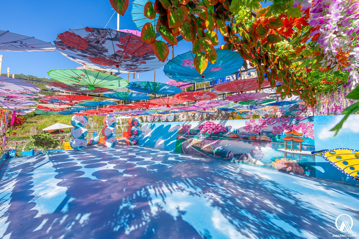 Khu du lịch được xây dựng từ năm 2018 nhưng do vi phạm đất đai nên đã bị cơ quan chức năng xử phạt, yêu cầu tháo dỡ. Sau đó được xây lại với những ý tưởng mới và được cấp phép hoạt động từ cuối năm 2021 và bắt đầu đón khách từ 1/2 với phí 100.000 đồng/người lớn và 50.000 đồng/trẻ em.